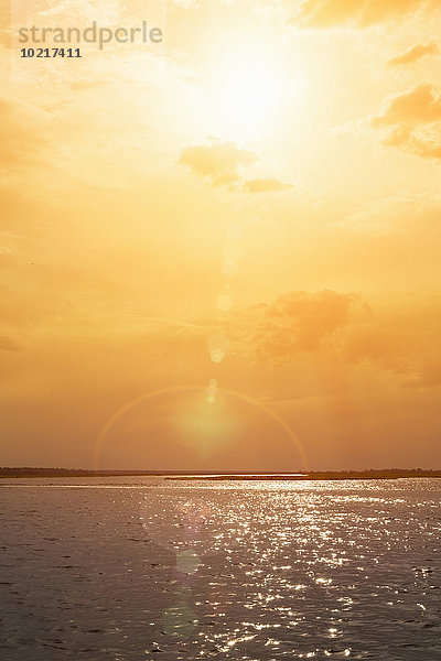 Wasser Sonnenuntergang über Ozean gewellt