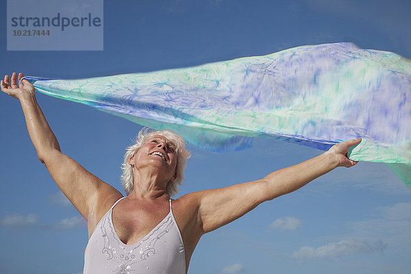 Europäer Frau Himmel Wind unterhalb halten Stoff blau alt