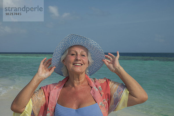 Europäer Frau lächeln Strand alt