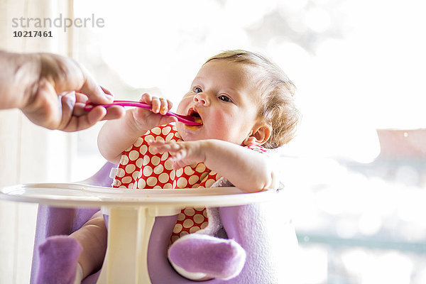 hoch oben Europäer Stuhl Löffel essen essend isst Mädchen Baby