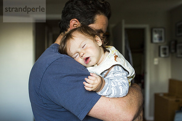 Europäer Menschlicher Vater halten schlafen Mädchen Baby