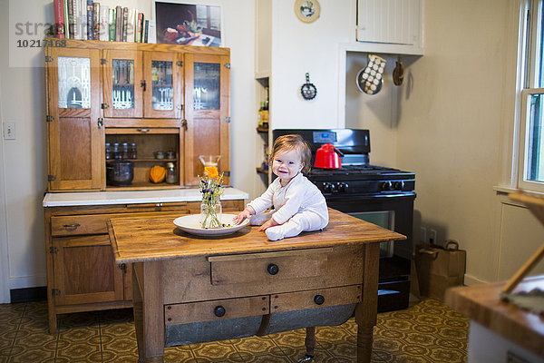 sitzend Europäer Küche Mädchen Tisch Baby