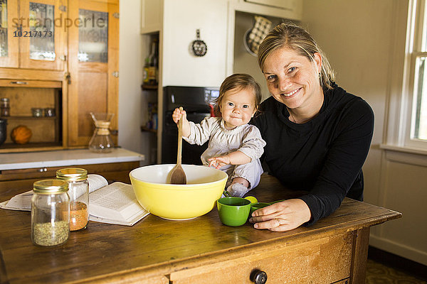 Europäer Küche backen backend backt Mädchen Mutter - Mensch Baby