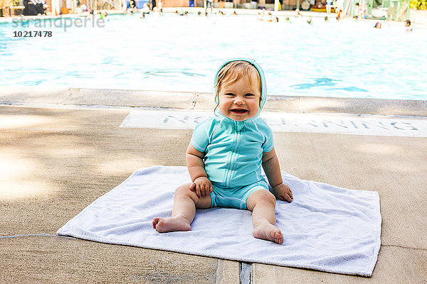 nahe sitzend Europäer Schwimmbad Mädchen Baby