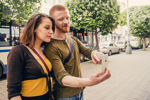 Handy benutzen Europäer Weg Großstadt