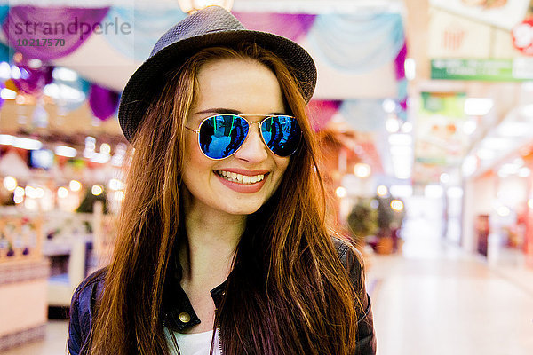 Einkaufszentrum Europäer Frau lächeln kaufen