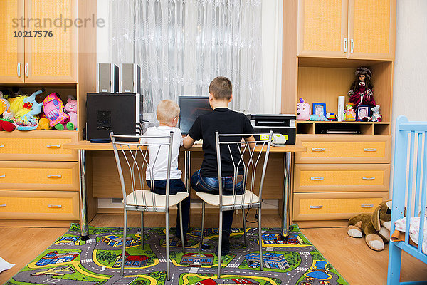 benutzen Europäer Computer Bruder Schlafzimmer