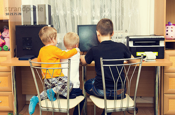 benutzen Europäer Computer Bruder Schlafzimmer