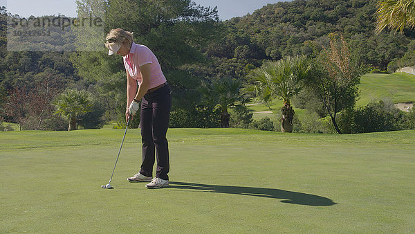 Europäer Frau einlochen Golfsport Golf Kurs