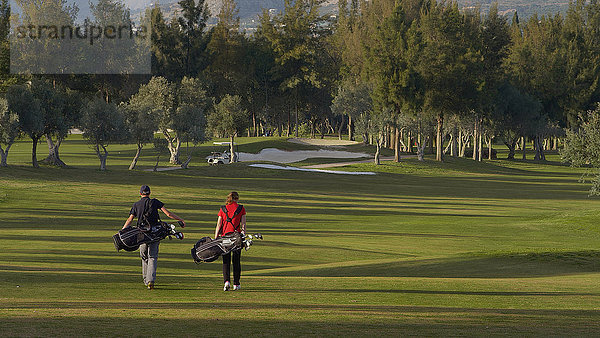 Europäer tragen Tasche Golfsport Golf Kurs