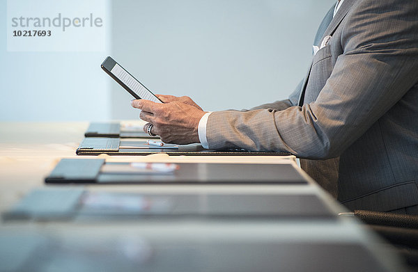 benutzen Europäer Geschäftsmann Geschäftsbesprechung Tablet PC Tisch Konferenz