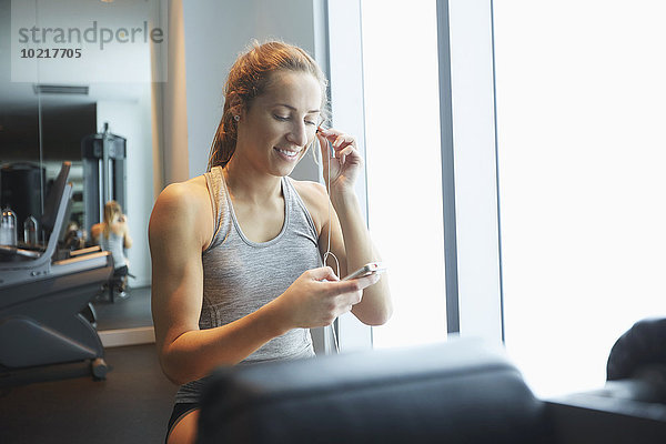 Fitness-Studio Frau zuhören Spiel MP3-Player MP3 Spieler MP3 Player MP3-Spieler