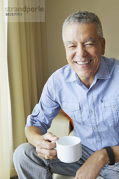 Mann schwarz trinken Kaffee alt