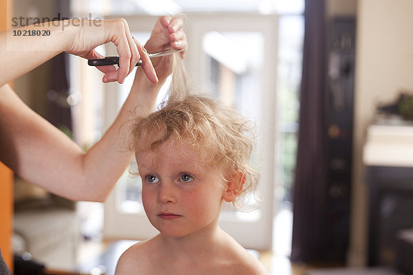Europäer Sohn schneiden Mutter - Mensch Haar