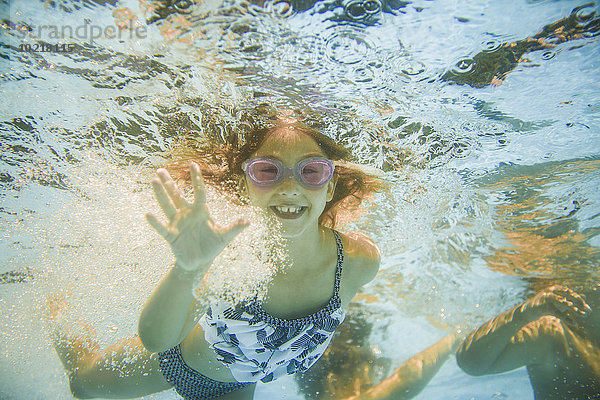 Europäer Unterwasseraufnahme unter Wasser Schwimmbad schwimmen Mädchen