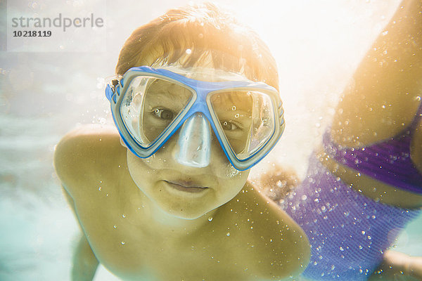 Europäer Junge - Person Unterwasseraufnahme unter Wasser Schwimmbad schwimmen