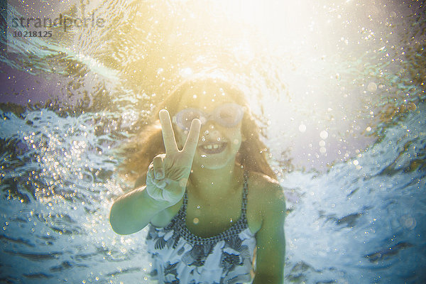 Europäer gestikulieren Ruhe Unterwasseraufnahme unter Wasser Zeichen schwimmen Mädchen Signal