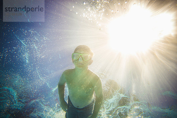 Europäer Junge - Person Unterwasseraufnahme unter Wasser Schwimmbad schwimmen