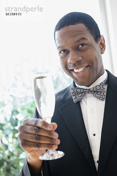 Bräutigam lächeln zuprosten anstoßen Champagner