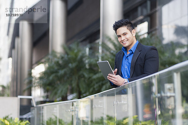 Außenaufnahme benutzen Geschäftsmann mischen Tablet PC Mixed freie Natur