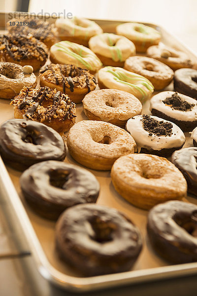 Nahaufnahme von Donuts zum Verkauf in Bäckerei
