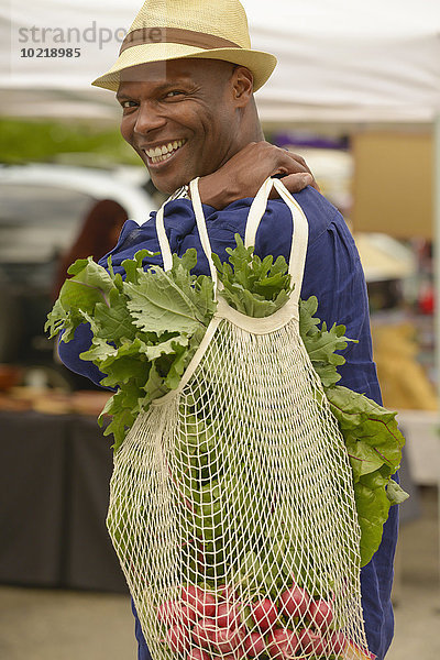 Mann tragen Tasche Gemüse amerikanisch