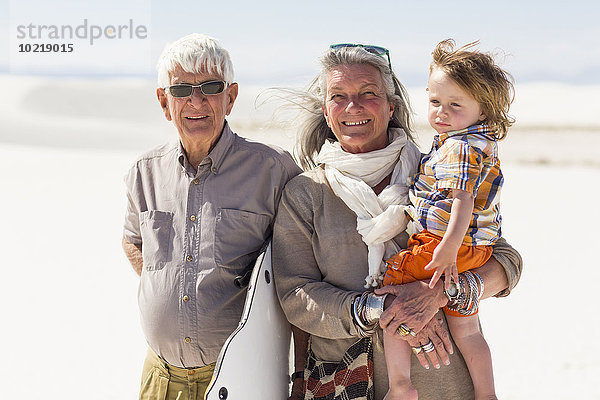 Europäer lächeln Wüste Großeltern Enkelsohn