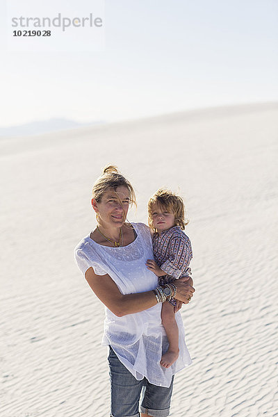 Europäer Sohn halten Wüste Sand Düne Mutter - Mensch