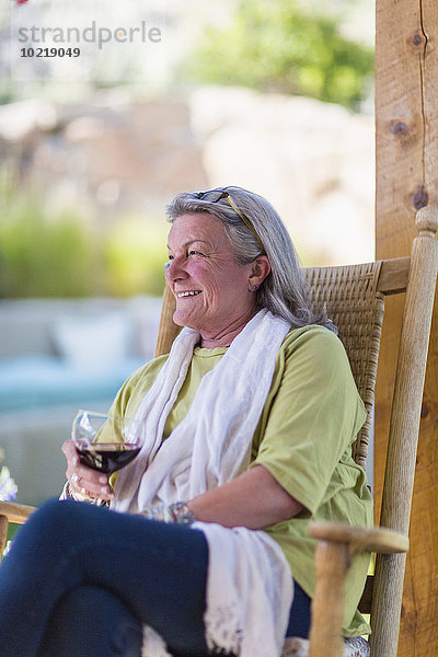 Europäer Frau Wein Vordach trinken