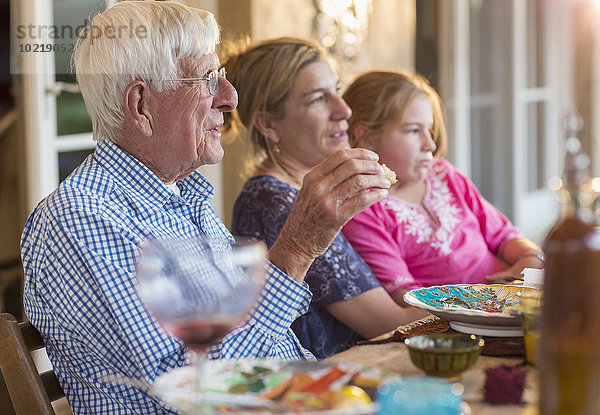 Außenaufnahme Europäer essen essend isst Tisch freie Natur