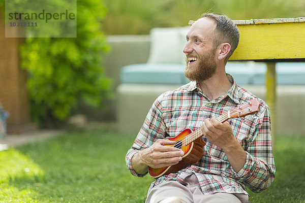 Europäer Mann Garten Ukulele Hinterhof spielen