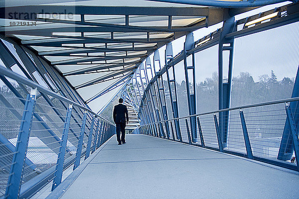 Europäer Geschäftsmann gehen Himmel Brücke