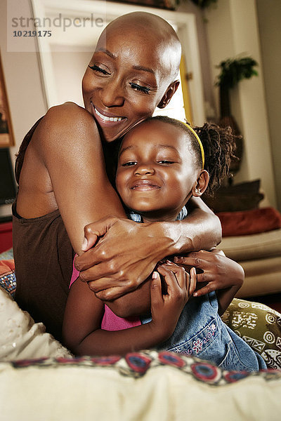 Couch umarmen schwarz Tochter Mutter - Mensch