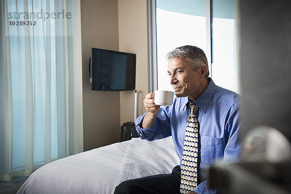 Europäer Geschäftsmann Bett Hotel trinken Kaffee