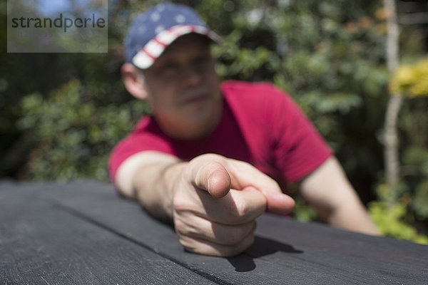 Mann zeigen Picknick mischen Tisch Mixed