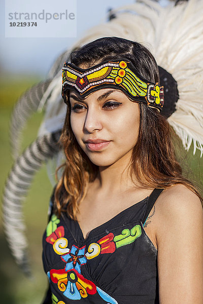 Frau Tradition Kopfschmuck amerikanisch Kleidung Ethnisches Erscheinungsbild