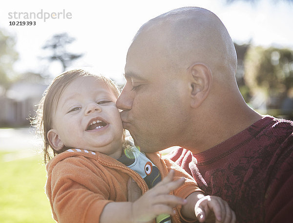 Außenaufnahme Menschlicher Vater Sohn küssen Hispanier Close-up freie Natur