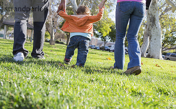 gehen Menschlicher Vater Sohn Hilfe Hispanier Mutter - Mensch