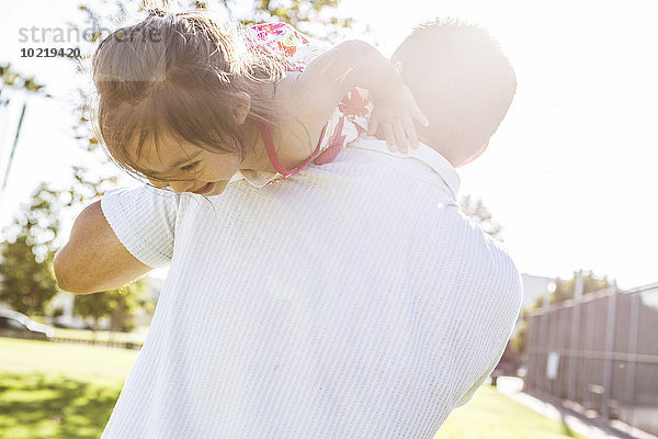 tragen Menschlicher Vater Hispanier Menschliche Schulter Schultern Tochter