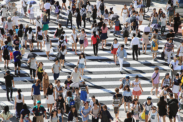 Mensch Menschen gehen über Tokyo Hauptstadt Ansicht Harajuku Japan