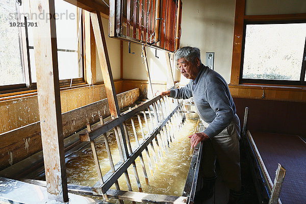 Papier Tradition arbeiten Studioaufnahme Handwerker japanisch