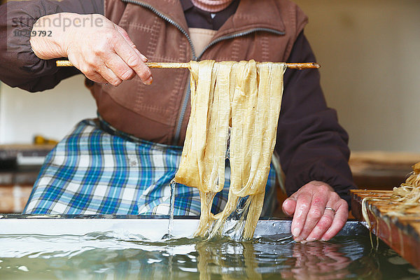 Papier Tradition arbeiten Studioaufnahme Handwerker japanisch