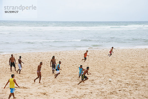 Mensch Menschen Strand Fußball Brasilien spielen
