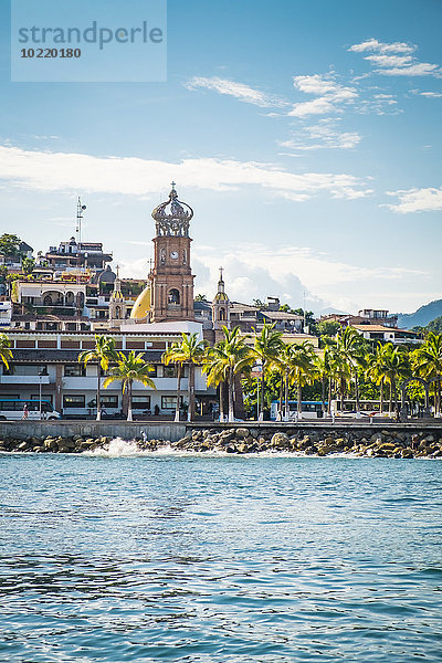 Mexiko  Jalisco  Puerto Vallarta vom Meer aus gesehen  mit Turm der Kirche Our Lady of Guadalupe