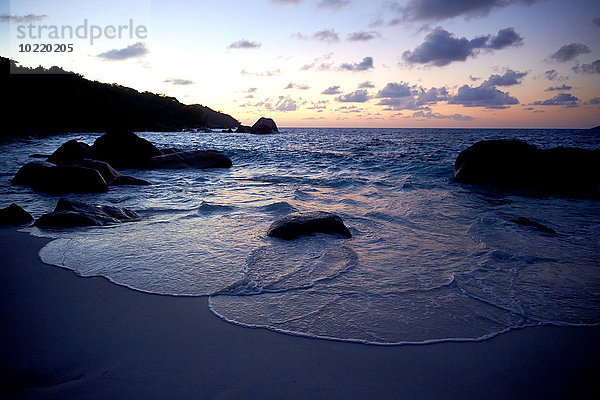 Seychellen  Blick auf das Meer bei Dämmerung