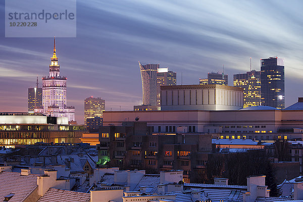 Polen  Warschau  Blick auf die Skyline des Stadtzentrums bei Abenddämmerung