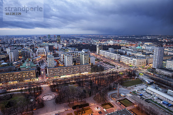 Polen  Warschau  Blick ins Stadtzentrum bei Abenddämmerung