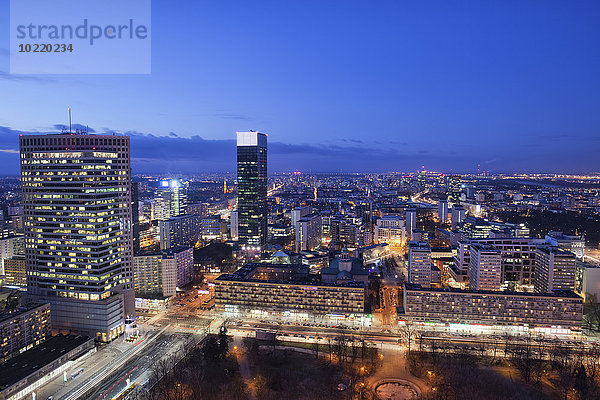 Polen  Warschau  Blick ins Stadtzentrum bei Abenddämmerung