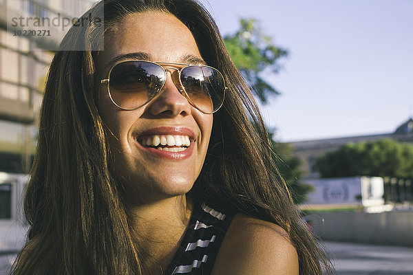 Porträt eines lächelnden Mädchens mit Sonnenbrille