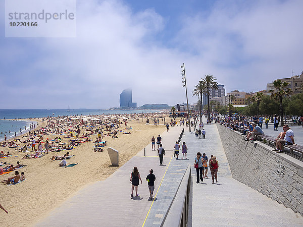 Spanien  Barcelona  La Barceloneta  San Sebastia Strand und Promenade